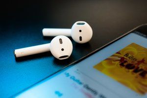 AirPods spadają: słuchawki Apple znów są bezkonkurencyjnie tanie
