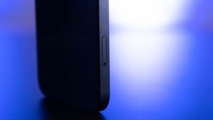 iPhone 13 powoduje drapanie głowy: Hej Apple, co oznacza ta dziura?